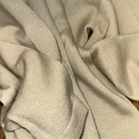 Neiman Marcus 100% cashmere neutral light tan crewneck sweater M - Picture 3 of 4